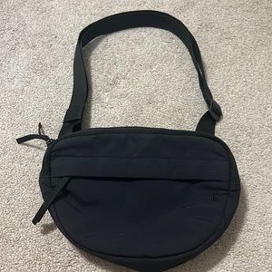 Everlane black adjustable Fanny pack